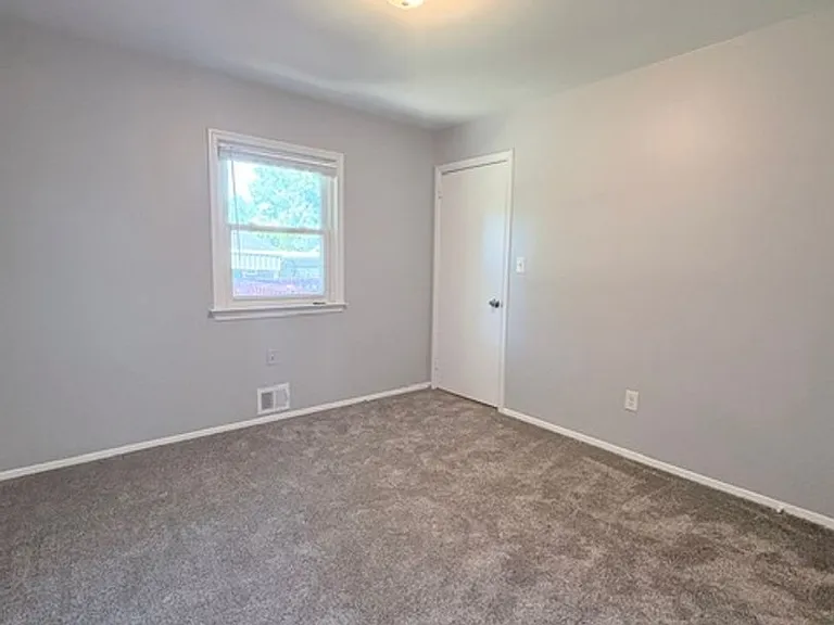 900 Neal Dr — Photo 15