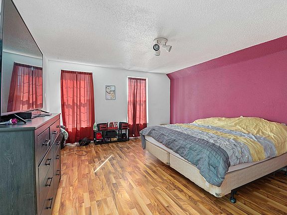 4th image of 2143 W 4th St