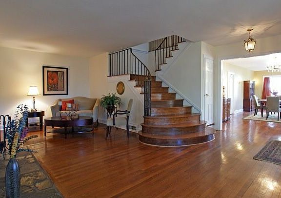 4th image of 400 Melrose Pl