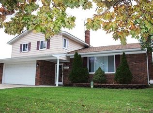 31100 Greenhaven St, Roseville, MI 48066