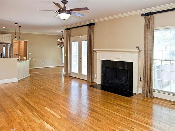5th image of 3203 Whiteoak Cir SE