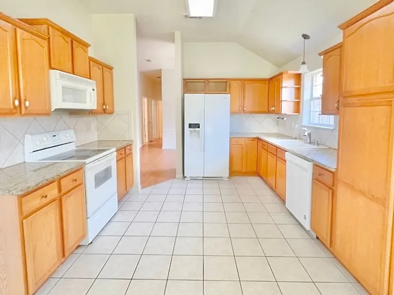 2032 Stonehenge Dr — Photo 2