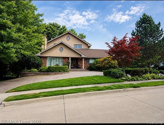 1st image of 200 Barrington Pl
