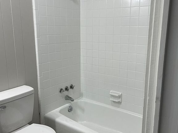 4th image of 420-424 Englewood Dr