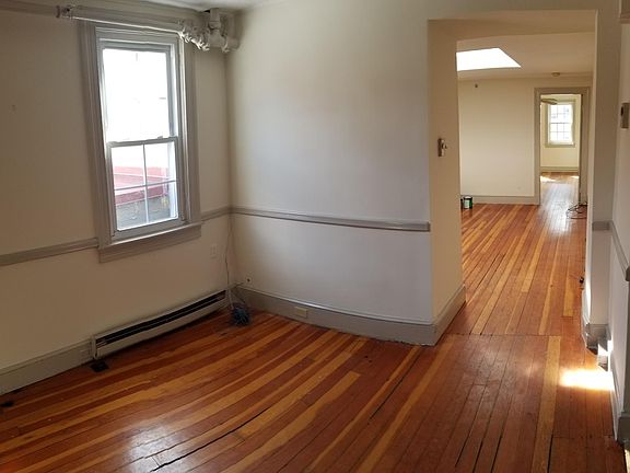 4th image of 214 Duke Of Gloucester St