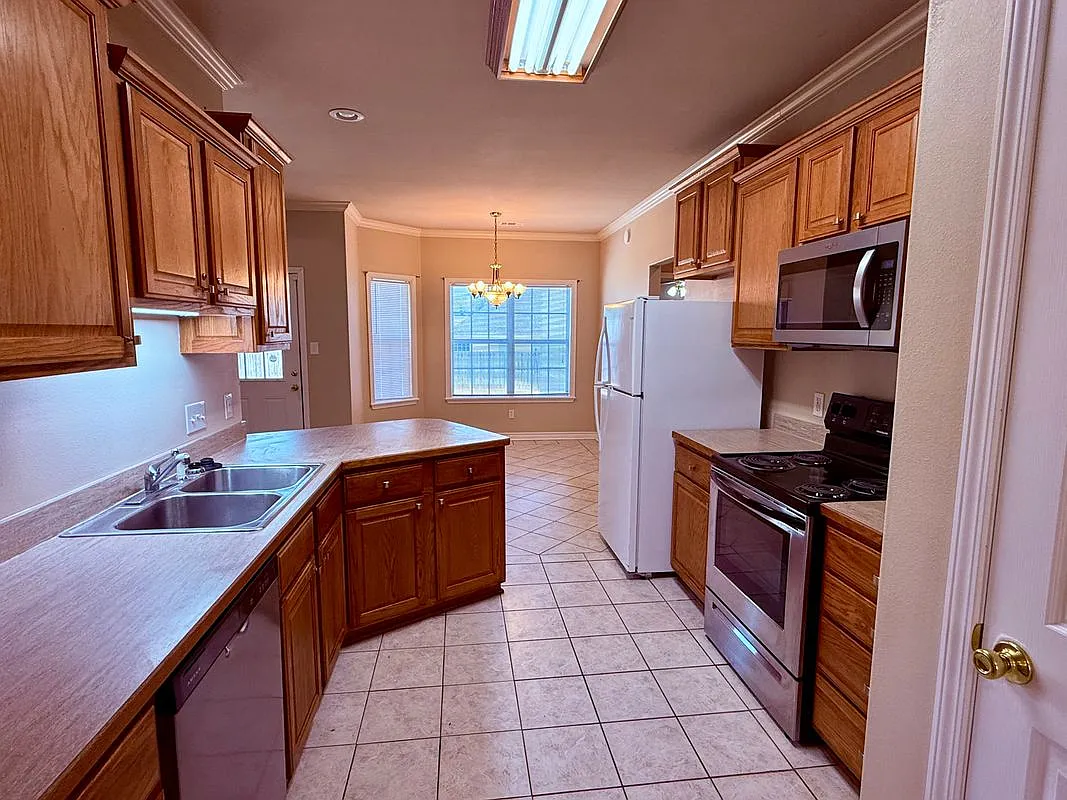 3 bed, 2.0 bath, 1814 sqft, $2,000 — Photo 4