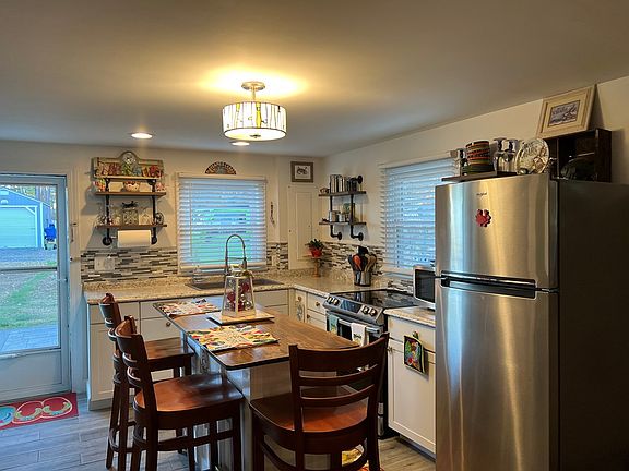 4th image of 891 Warner Ln