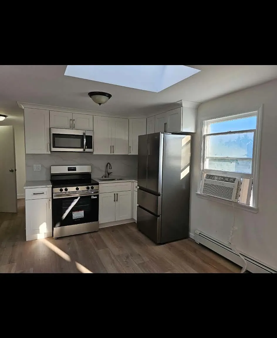 Sunrise Ln, Levittown — Photo 1