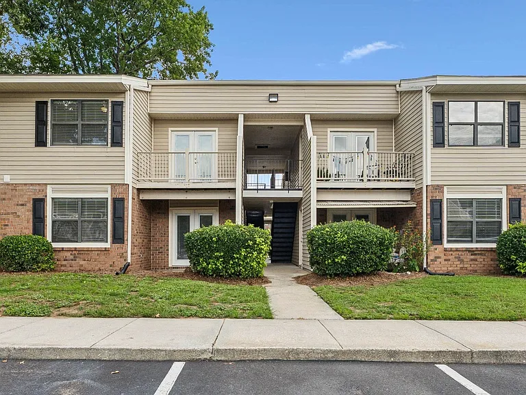 Sawgrass Apartments — Photo 13