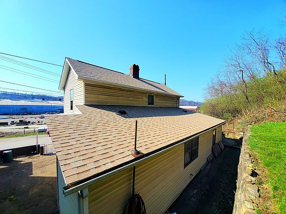 3rd image of 932 Marshall St S