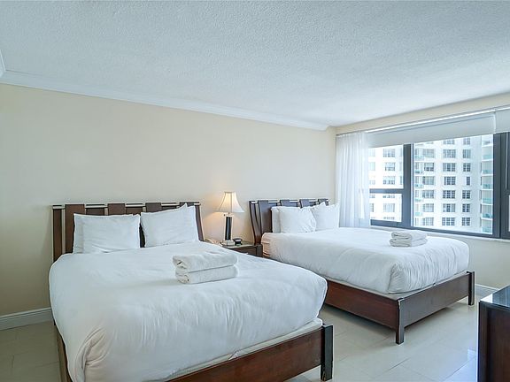 4th image of 5225 Collins Avenue #1417