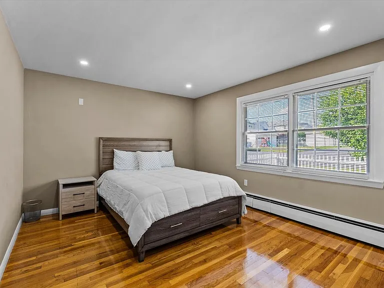1016 E Elm St — Photo 9