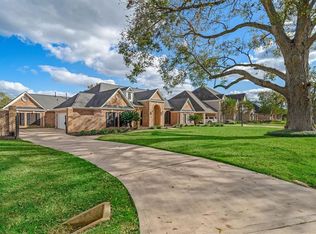 5450 Woodbury St, Weston Lakes, TX 77441