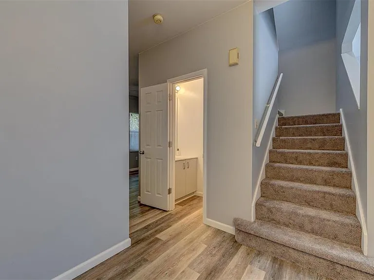 443 N Sarah St — Photo 9
