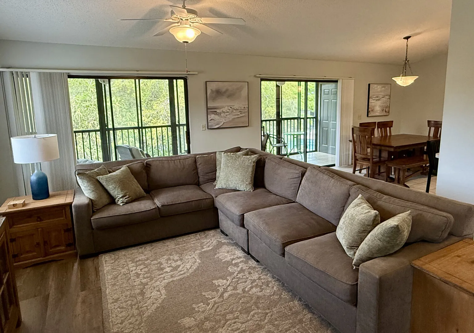 Private Retreat Under Oak Canopy Minutes from Beach — Photo 4