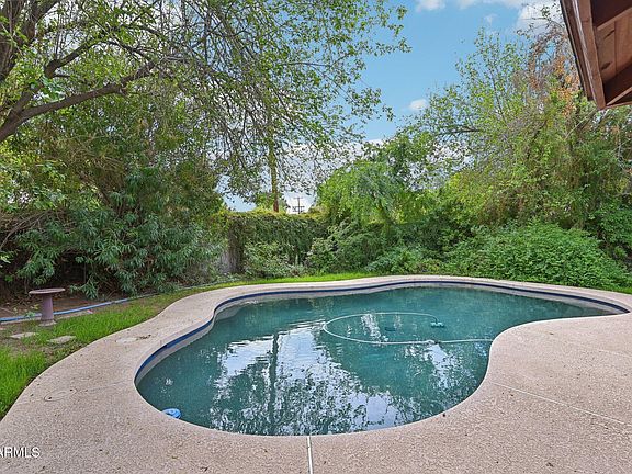 3rd image of 325 E BROADMOR Drive