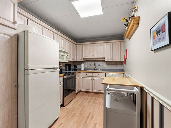 5th image of 137 Franklin St APT 203