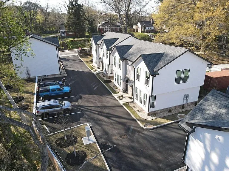 195 W Lake Ave NW #1 — Photo 2
