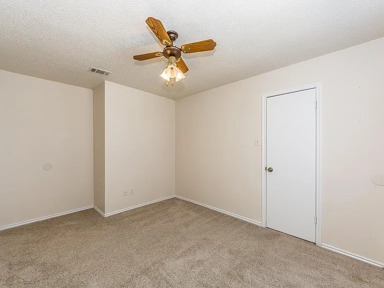 2710 Francisco Dr — Photo 13