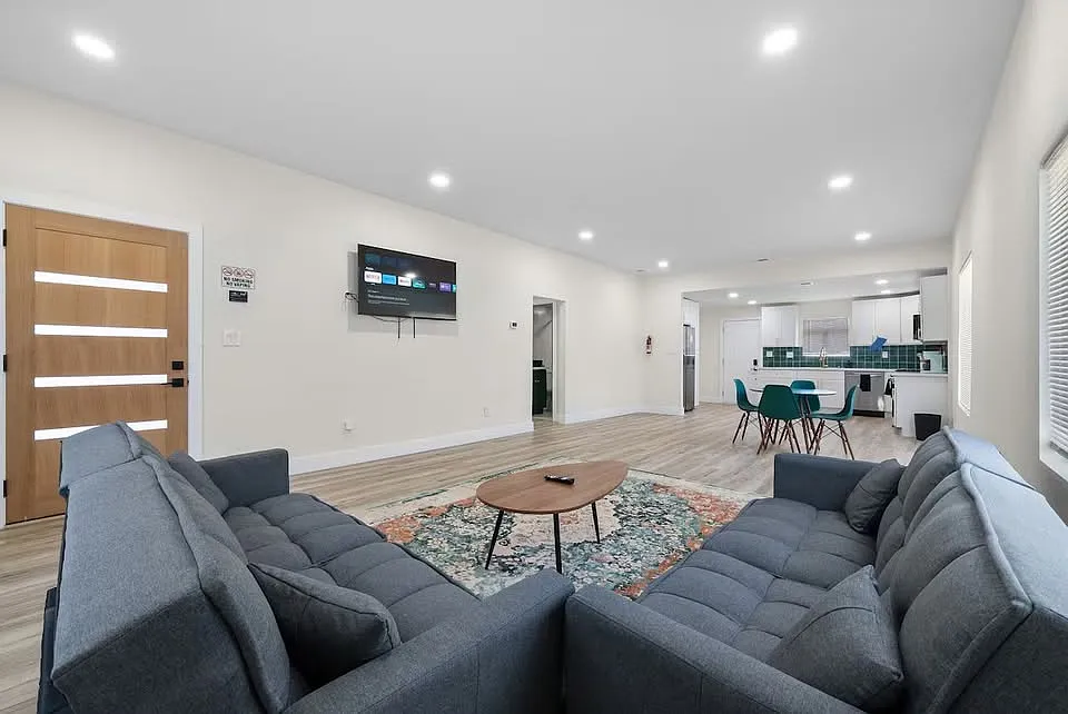 4 bed, 1456 sqft, $4,100 — Photo 2
