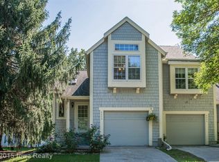 8000 Cobblestone Rd, Urbandale, IA 50322