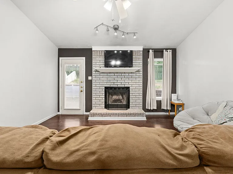 2210 Barry Dr — Photo 6