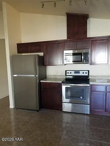 3 bed, 2.0 bath, 1044 sqft, $1,100 — Photo 2