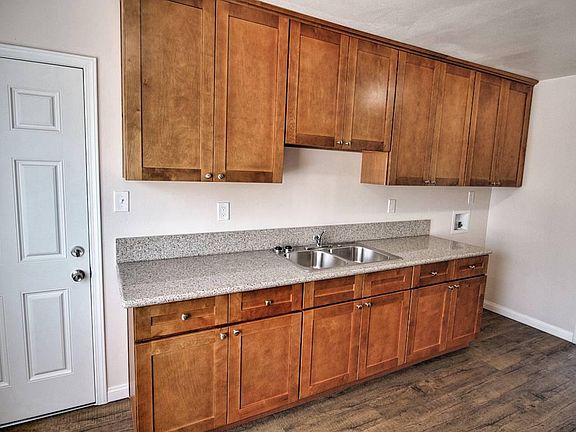 5th image of 10030 S Van Ness Ave APT 9
