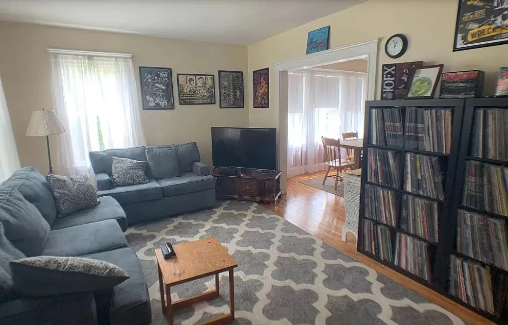 5 bed, 9999 sqft, $7,250 — Photo 1
