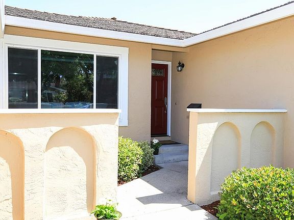 2nd image of 909 Bluebonnet Dr