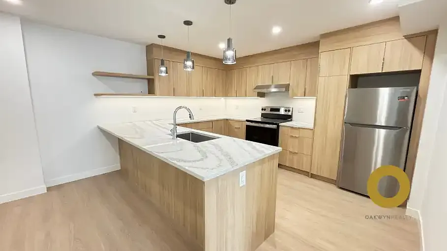 572 Verona Pl #1A