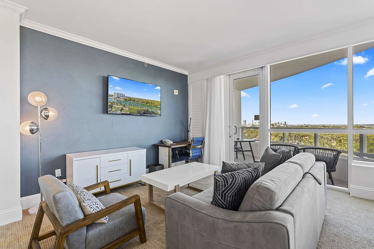 1 bed, 1.0 bath, 979 sqft, $6,990 — Photo 3