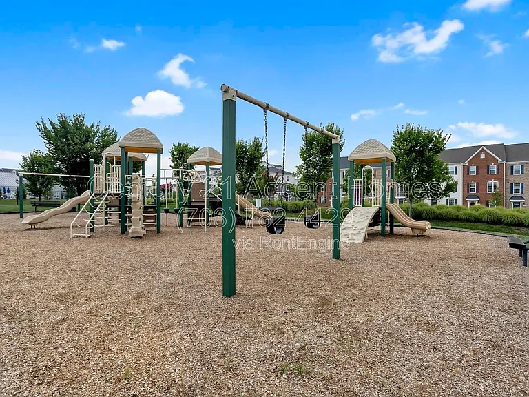 24676 Hutchinson Farm Dr — Photo 33