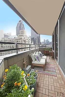 Sold by R New York | media 7