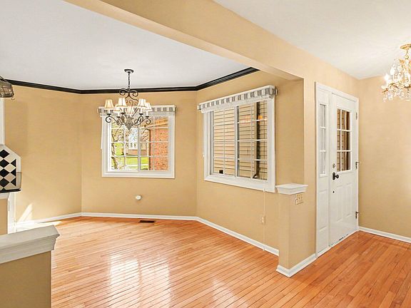 2nd image of 306 Pineknoll Ct