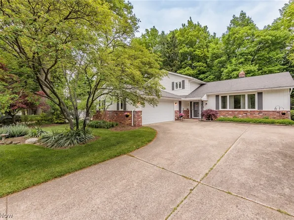 605 Gloucester Dr, Highland Heights, OH 44143