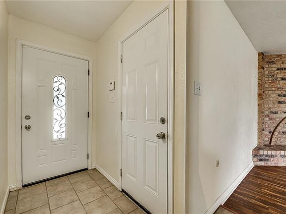 2nd image of 828 Levelland Dr