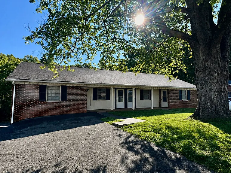 106 Holmes Cir — Photo 1