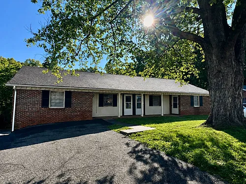 106 Holmes Cir Photo 1