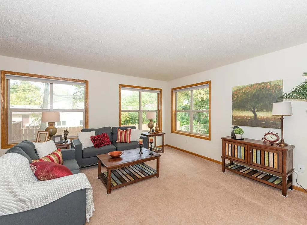 3 bed, 2065 sqft, $1,975 — Photo 4