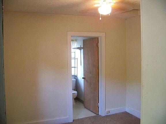 Average size bedroom / small closet