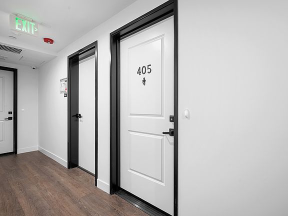 4th image of 10657 Moorpark St #405