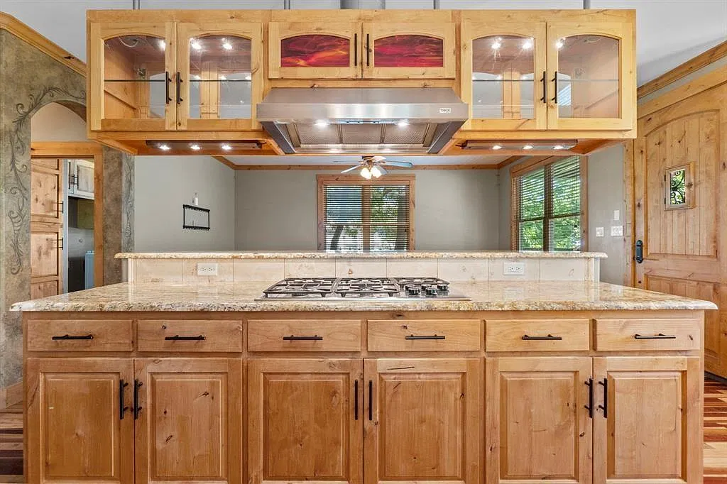 4 bed, 2.0 bath, 2655 sqft, $3,800 — Photo 3
