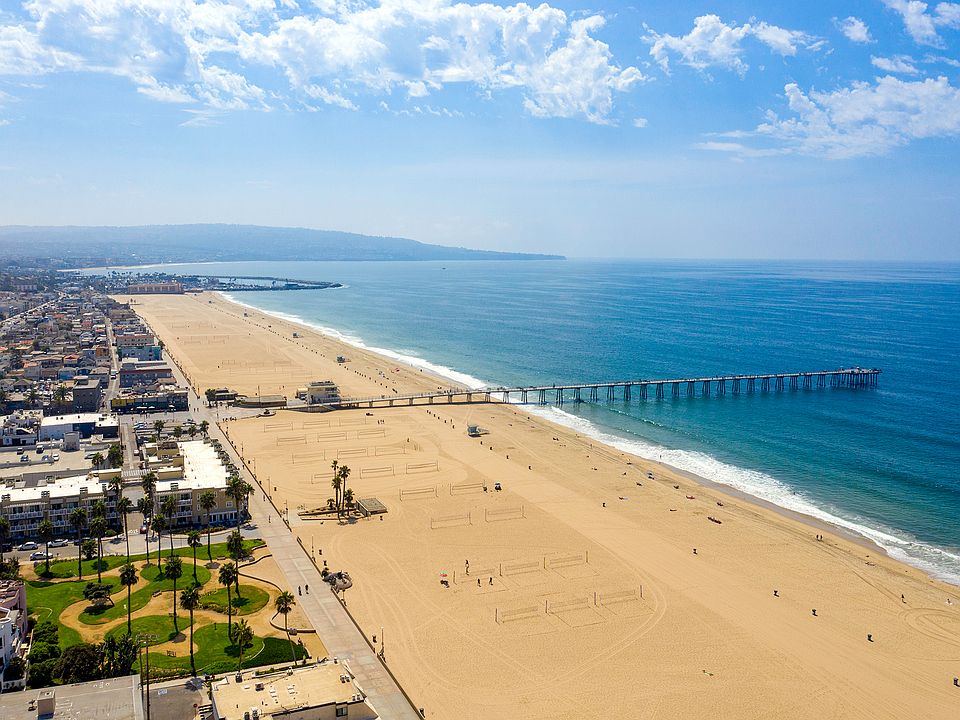 Just blocks from the sand, Pier Avenue, dining, and shopping.