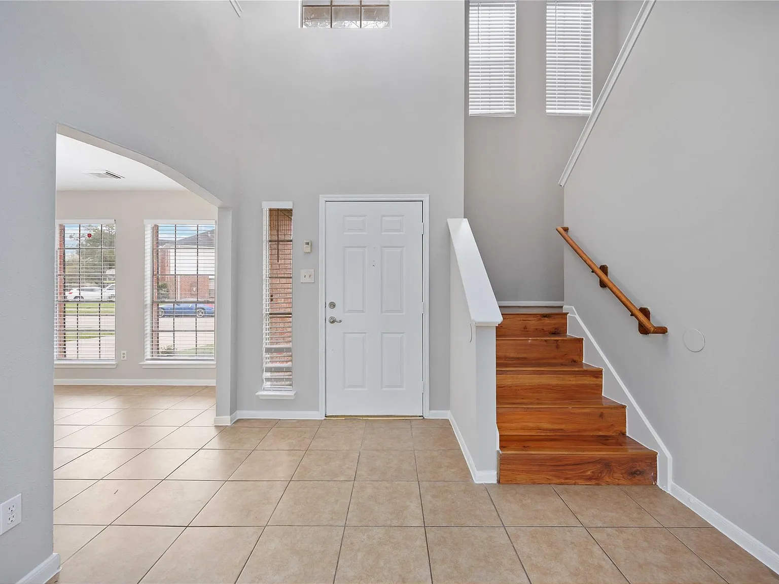 3 bed, 2.5 bath, 2093 sqft, $2,000 — Photo 3