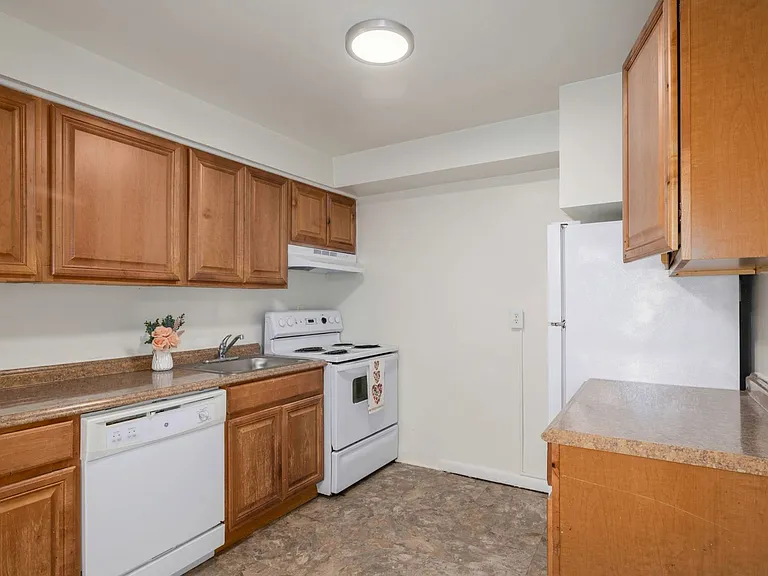 Karen Court Apartments — Photo 17