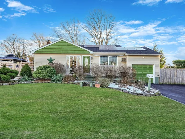 4 Brook Circle, Islip Terrace, NY 11752