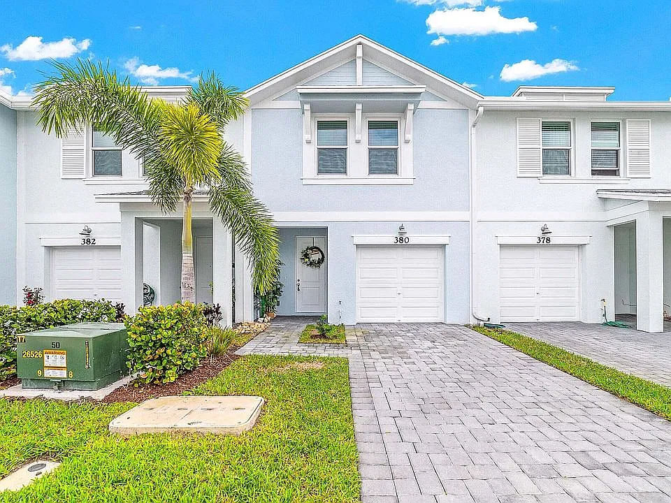 380 SE Sea Hunt Way