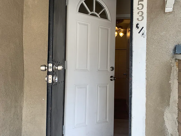 1153 W 37th Pl #3/4 — Photo 1