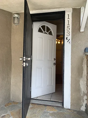 1153 W 37th Pl #3/4 Photo 1